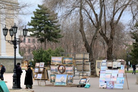 После введения в Одессе карантина шумные улицы города заметно опустели (фоторепортаж) 