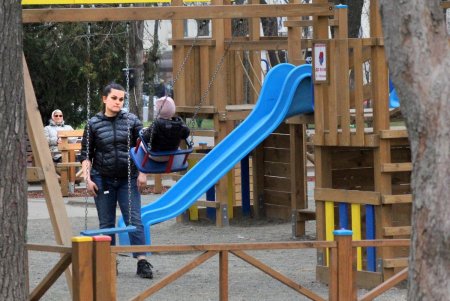 После введения в Одессе карантина шумные улицы города заметно опустели (фоторепортаж) 