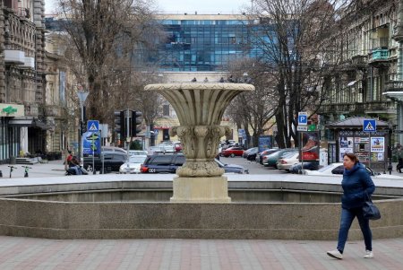 После введения в Одессе карантина шумные улицы города заметно опустели (фоторепортаж) 