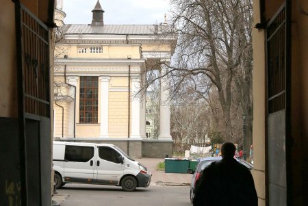 После введения в Одессе карантина шумные улицы города заметно опустели (фоторепортаж) 