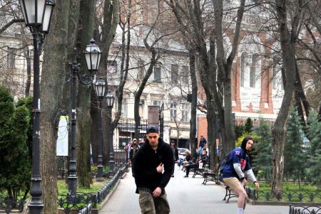 После введения в Одессе карантина шумные улицы города заметно опустели (фоторепортаж) 