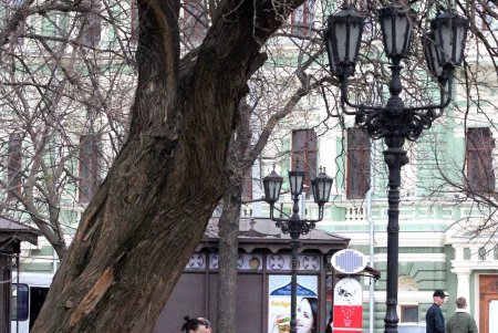 После введения в Одессе карантина шумные улицы города заметно опустели (фоторепортаж) 