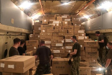 В Украину направляется самолет с тестами на коронавирус и масками из Китая