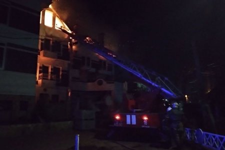 Масштабный пожар в Затоке: горит база отдыха (видео, обновлено)