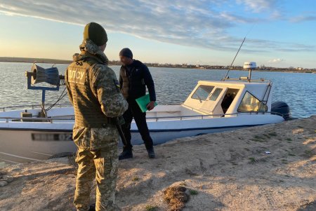 После длительной погони морские пограничники задержали рыбаков-нарушителей (фото, видео)