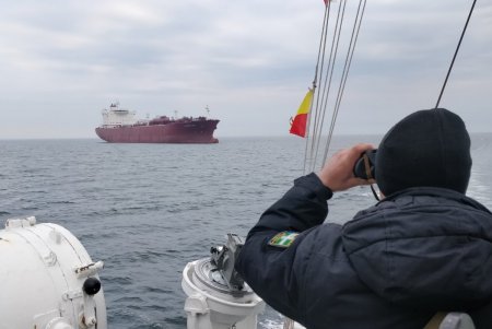 После длительной погони морские пограничники задержали рыбаков-нарушителей (фото, видео)