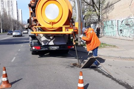 Не только дезинфекция: дорожники выполняют плановые работы по ремонту и уборке (фото)