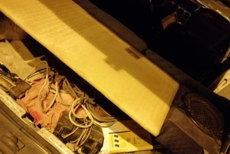 На Канатной вор разбил стекло и проник в чужое авто: полиции сказал, что ради интереса (фото)