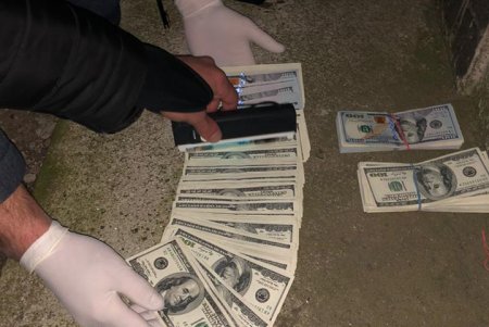 В Одесской области прокурора и его сообщницу задержали при получении взятки в 25 тысяч долларов (фото)