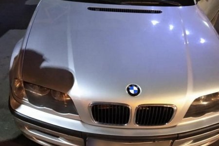Патрульные остановили BMW за нарушение, а нашли у водителя наркотики (фото)