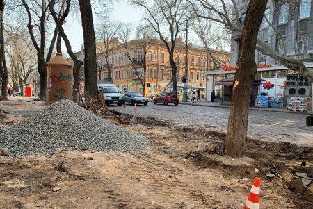 На Нежинской капитально ремонтируют тротуары (фото)