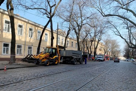 На Нежинской капитально ремонтируют тротуары (фото)