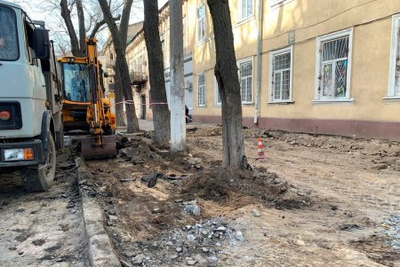 На Нежинской капитально ремонтируют тротуары (фото)