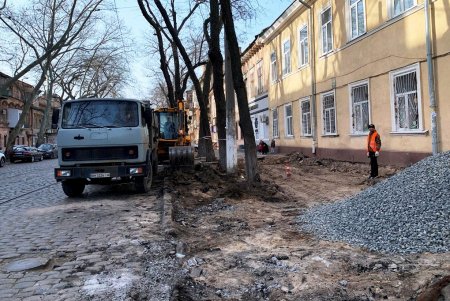 На Нежинской капитально ремонтируют тротуары (фото)