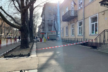 На Нежинской капитально ремонтируют тротуары (фото)