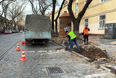 На Нежинской капитально ремонтируют тротуары (фото)