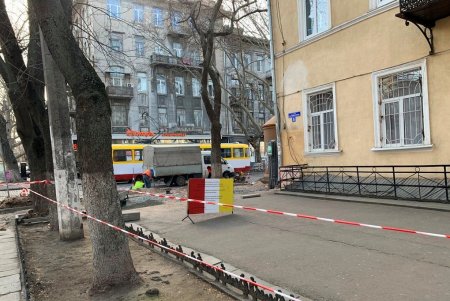 На Нежинской капитально ремонтируют тротуары (фото)