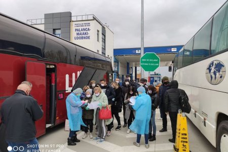 Спецрейсом из Молдовы в Одессу доставили граждан Украины (фото)