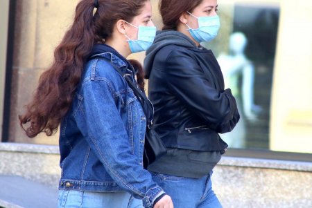 Одесситы осваивают новый аксессуар – медицинскую маску (фоторепортаж)