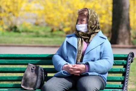 Одесситы осваивают новый аксессуар – медицинскую маску (фоторепортаж)