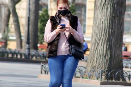 Одесситы осваивают новый аксессуар – медицинскую маску (фоторепортаж)
