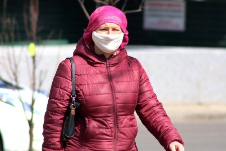 Одесситы осваивают новый аксессуар – медицинскую маску (фоторепортаж)