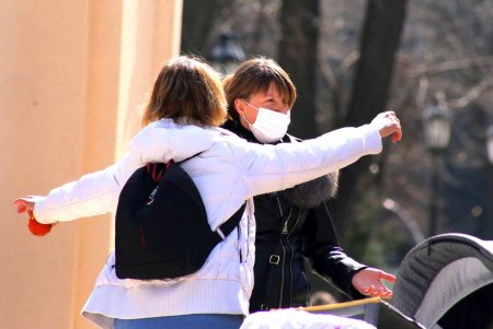Одесситы осваивают новый аксессуар – медицинскую маску (фоторепортаж)