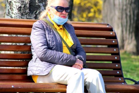 Одесситы осваивают новый аксессуар – медицинскую маску (фоторепортаж)