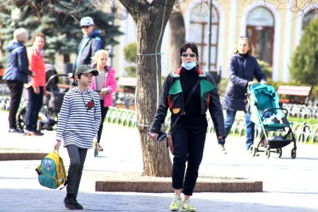Одесситы осваивают новый аксессуар – медицинскую маску (фоторепортаж)