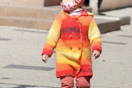 Одесситы осваивают новый аксессуар – медицинскую маску (фоторепортаж)