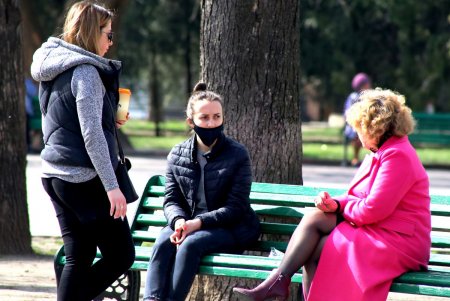 Одесситы осваивают новый аксессуар – медицинскую маску (фоторепортаж)