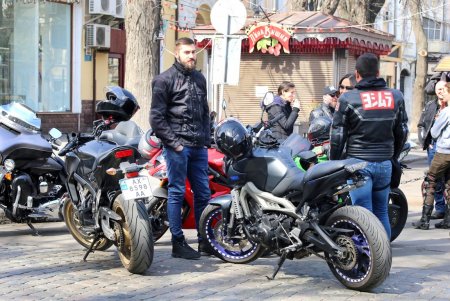 Одесситы осваивают новый аксессуар – медицинскую маску (фоторепортаж)