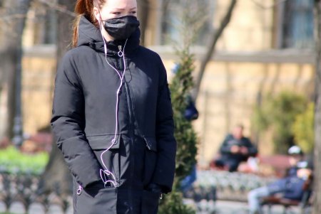 Одесситы осваивают новый аксессуар – медицинскую маску (фоторепортаж)