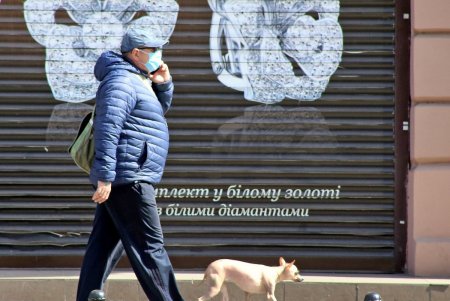 Карантин карантином, а прогулка по расписанию: как одесситы выгуливают своих питомцев