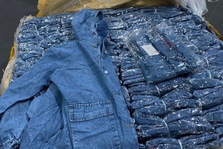 Таможенники в Одесском порту задержали груз контрабандной одежды на 650 тысяч гривен (фото)