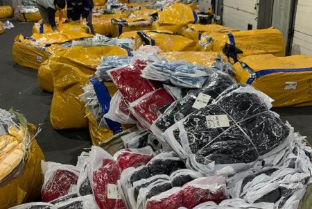 Таможенники в Одесском порту задержали груз контрабандной одежды на 650 тысяч гривен (фото)
