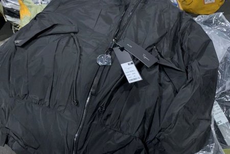Таможенники в Одесском порту задержали груз контрабандной одежды на 650 тысяч гривен (фото)