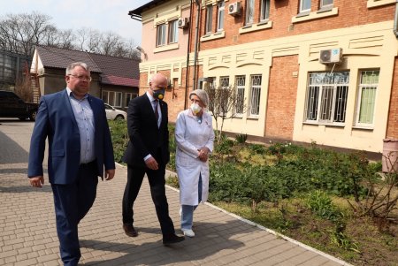Мэр Одессы посетил областной лабораторный центр, где проходят исследования на коронавирусную инфекцию COVID-19 (фото)