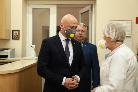 Мэр Одессы посетил областной лабораторный центр, где проходят исследования на коронавирусную инфекцию COVID-19 (фото)