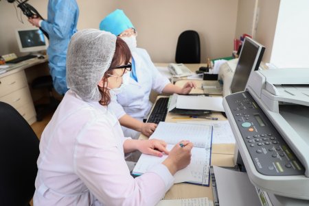 Мэр Одессы посетил областной лабораторный центр, где проходят исследования на коронавирусную инфекцию COVID-19 (фото)