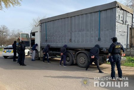 Пятеро жителей Одесской области обокрали фермерское хозяйство на четыре миллиона гривен: их задержали в ходе спецоперации (фото, видео)