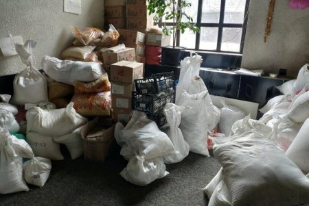 Одесские волонтеры разгрузили 18 тонн продуктов для пенсионеров и многодетных семей