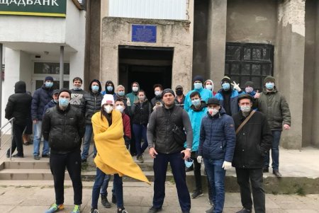 Одесские волонтеры разгрузили 18 тонн продуктов для пенсионеров и многодетных семей