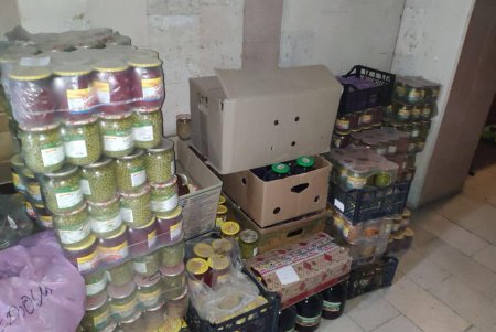 Одесские волонтеры разгрузили 18 тонн продуктов для пенсионеров и многодетных семей