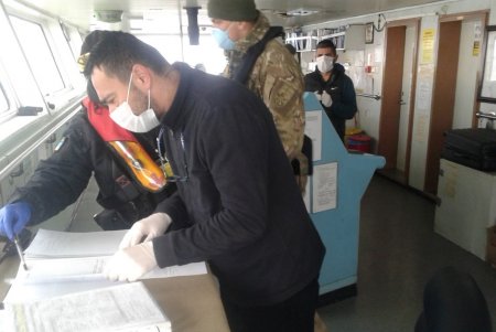 Морская охрана контролирует иностранные корабли, идущие в порты (фото, видео)