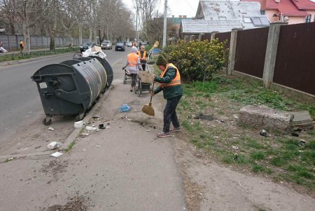 Коммунальщики ликвидировали стихийные свалки в Малиновском и Киевском районах (фото)