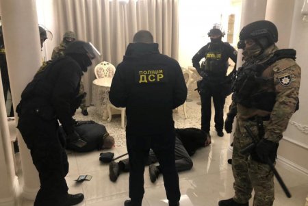 Двое рецидивистов ответят перед законом за нападение на предпринимателя, сбыт оружия и амфетамина (фото)