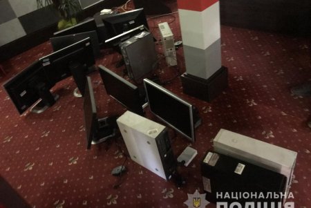 В Южном ликвидировали онлайн-казино, которые работали тайно и клиентов принимали «по звонку» (фото, видео)