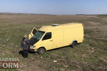 На трассе Одесса – Рени перевернулся Mercedes: чудом никто не пострадал (фото)