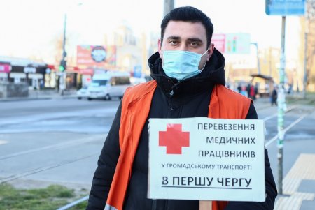 Медики – вне очереди: мэр Одессы проверил работу трамваев и троллейбусов в условиях чрезвычайной ситуации (фото)